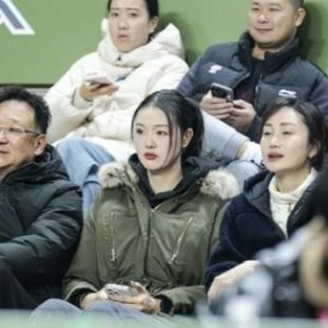 老婆来看球压力大？张常宁现身同曦主场，吴冠希连丢关键罚球