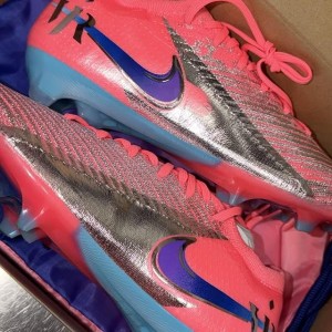 nba免费直播高清观看-愿望达成，索博斯洛伊晒维尼修斯送给他的后者专属战靴